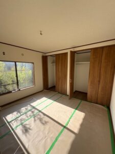 富津市青木２丁目、買取物件のリフォーム工事は順調です ８帖の洋室に変更しました
