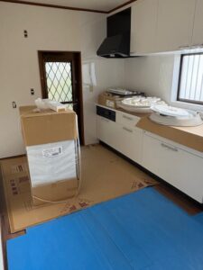 富津市青木２丁目、買取物件のリフォーム工事は順調です システムキッチン交換しました