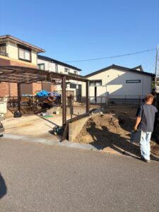 木更津市幸町２丁目、中古住宅買取物件のリフォーム開始。外のごみのかたずけから